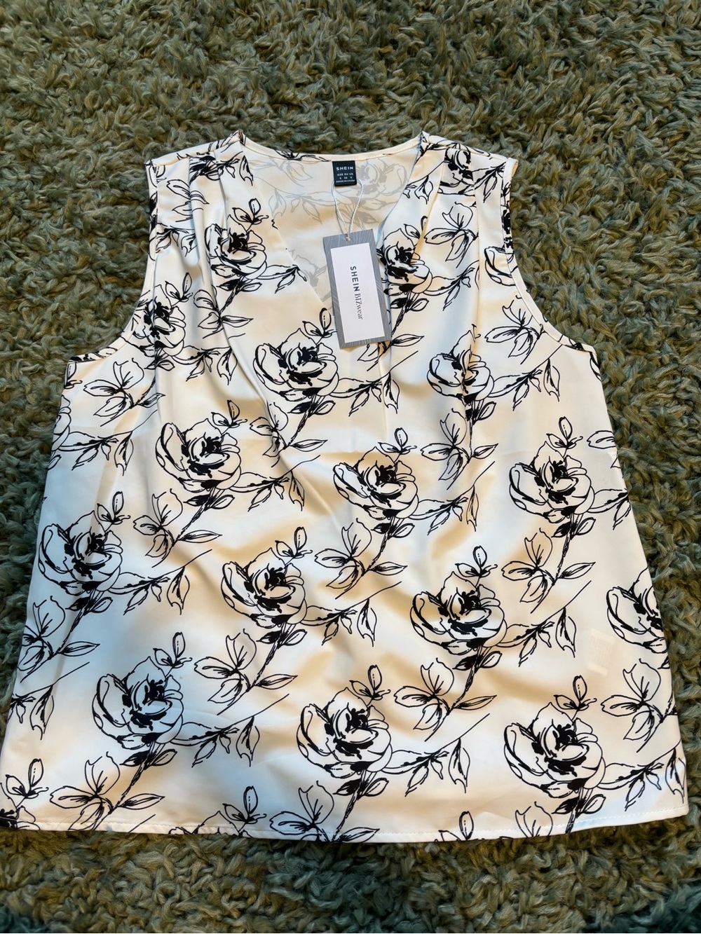 NWT White Rose Print Sleeveless Blouse